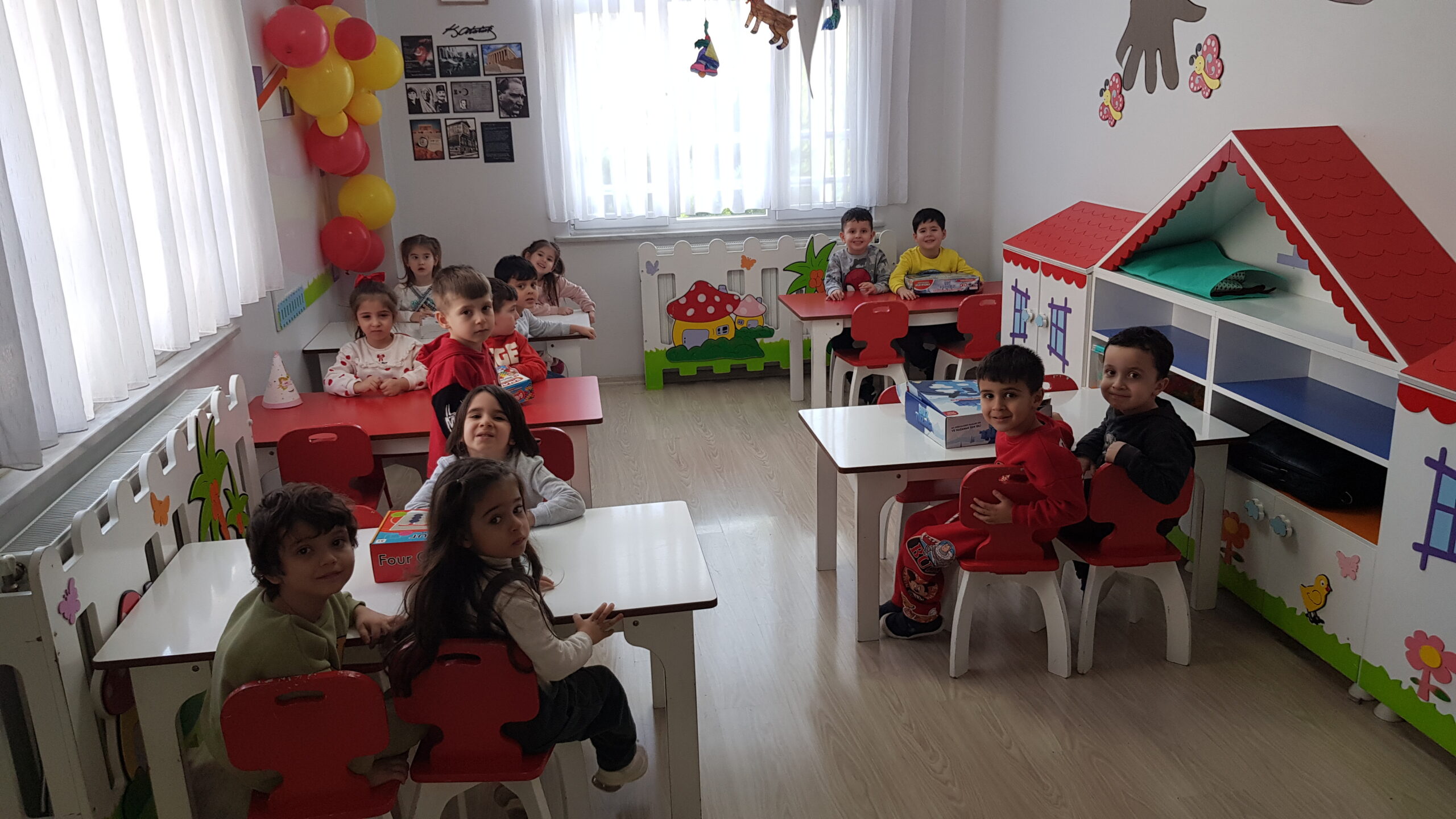 Renkli Rüyalar Anaokulu sınıf ortamında çocuklar