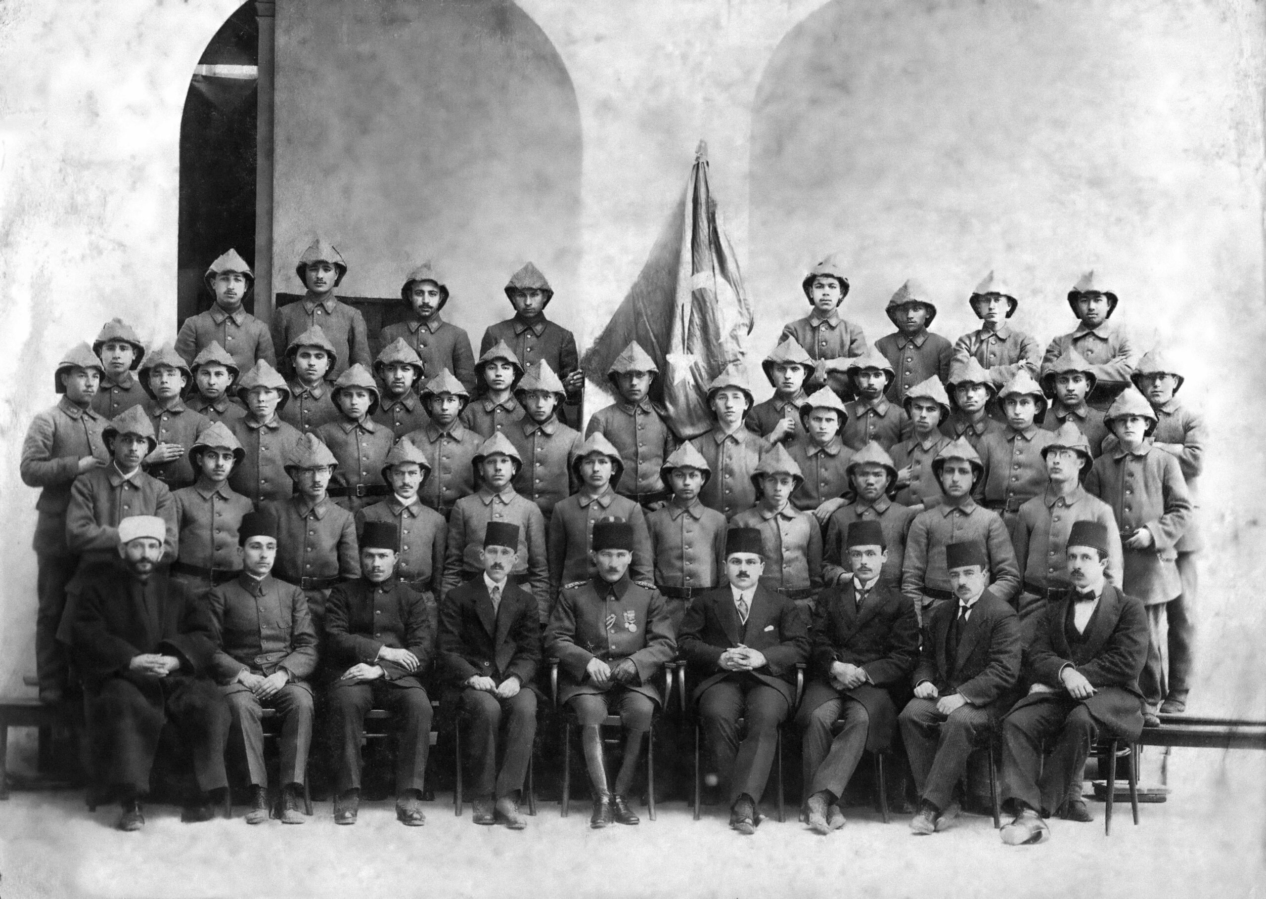 1916 Edirne Öğretmen Okulu fotoğrafı; Mustafa Kemal Atatürk ve okul mensupları