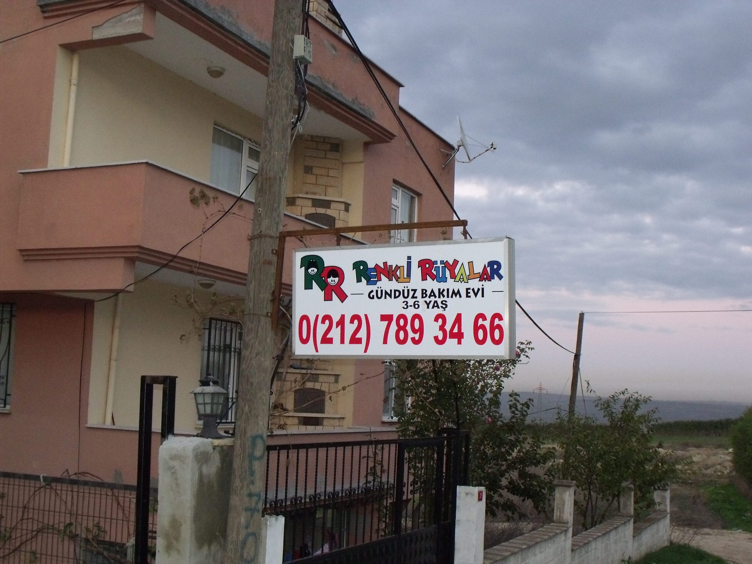 2009 yılında Renkli Rüyalar Gündüz Bakımevi tabelası
